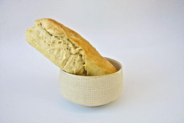 Schale mit Brot. Feine Keramik von Franziska Zimmermann aus Hohenfurch, Bayern, Deutschland.